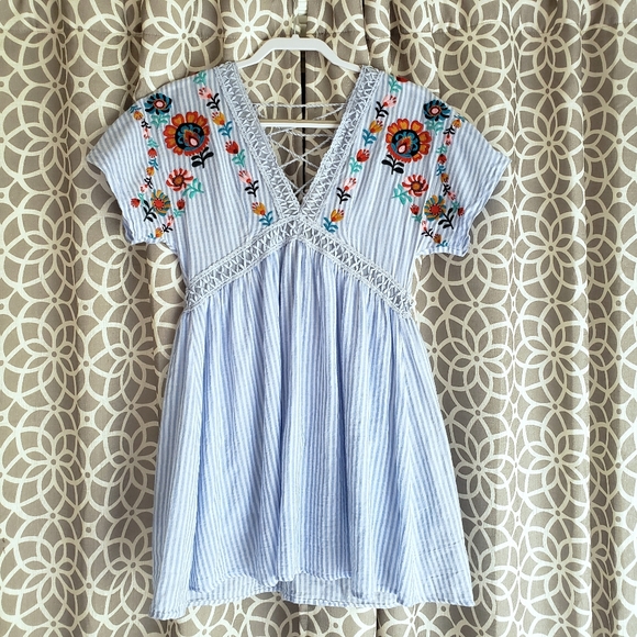 Altar'd State Dresses & Skirts - Altar'd State V-neck Floral Embroidered Dress